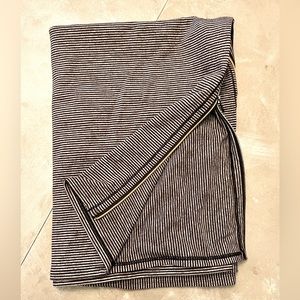 Lululemon vinyasa scarf, black and white with gold zipper